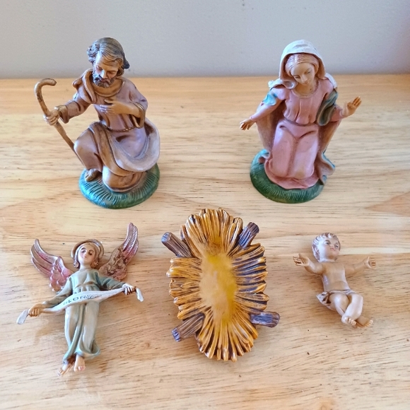 Vintage Italian Resin Nativity Scene with Wood Creche Stable - Picture 3 of 12